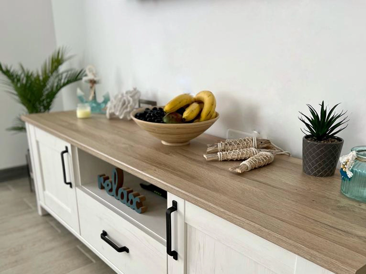 Mobilier lipit de perete exterior într-un apartament la litoral, cu risc de condens și mucegai
